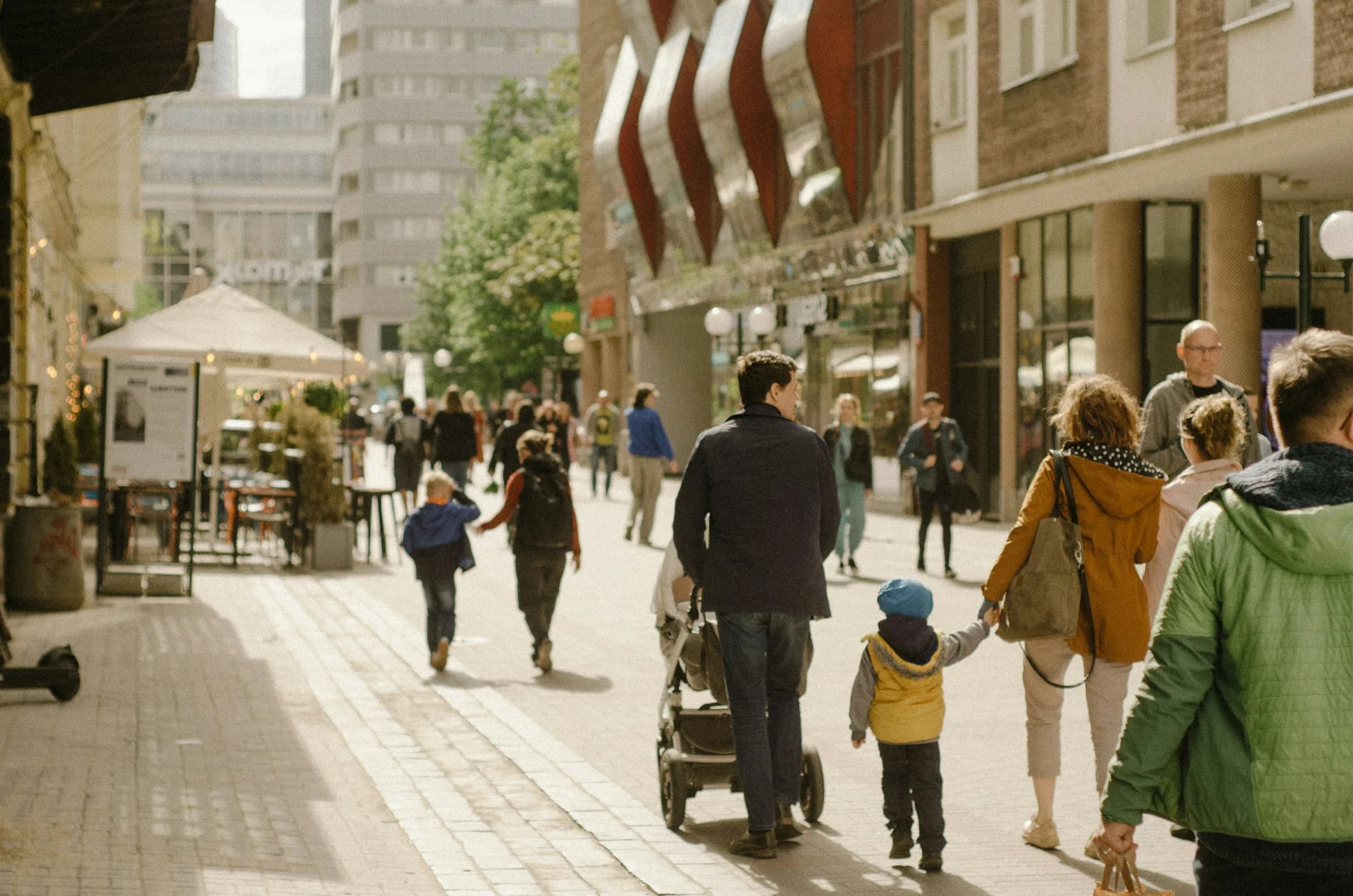 Famille se promenant en ville