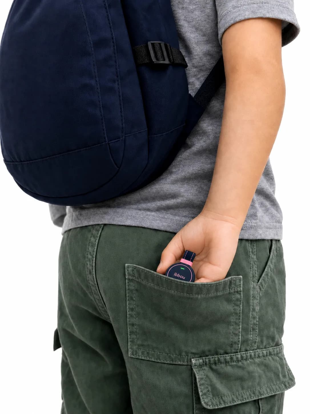 ibbou glissé dans une poche d'enfant