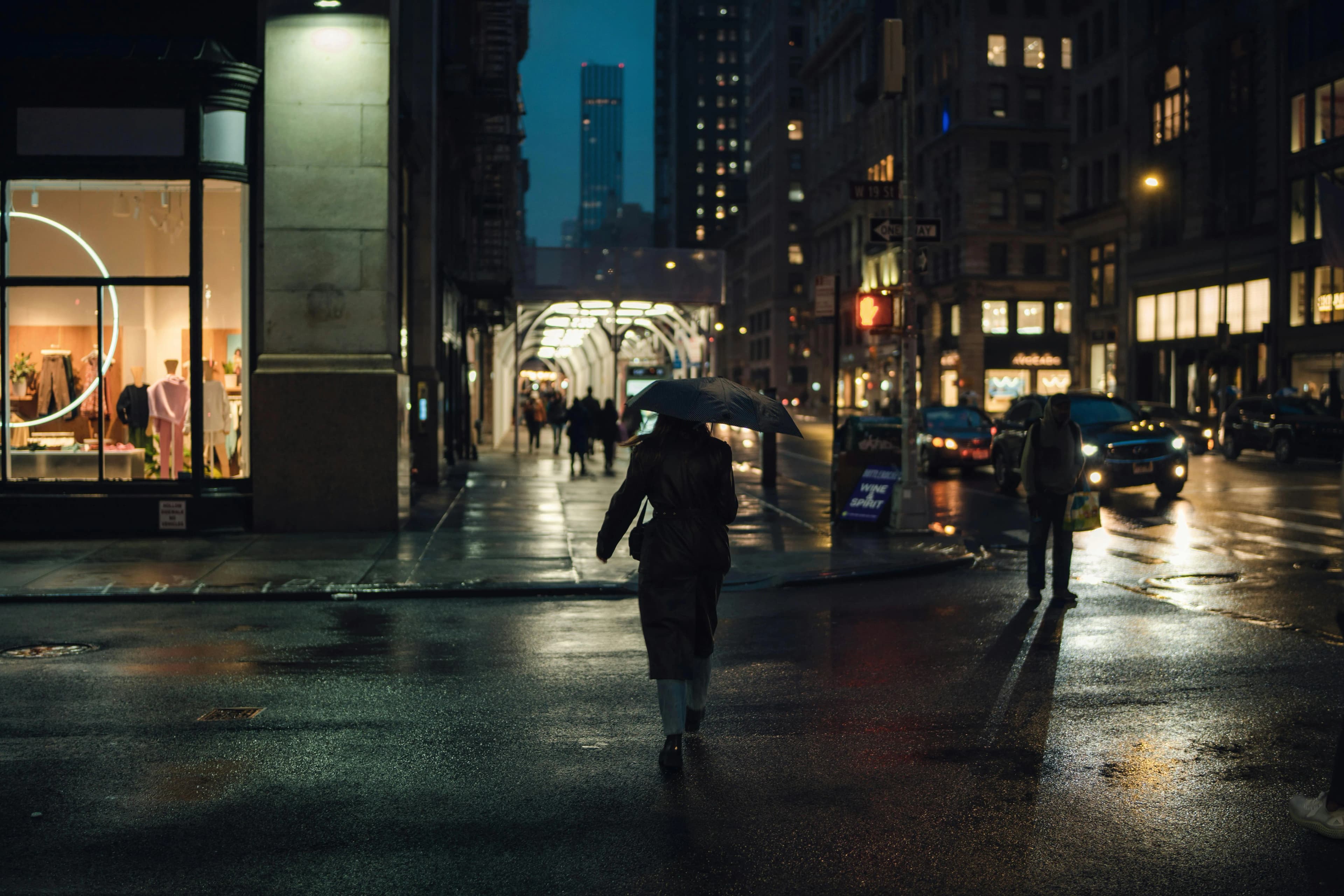 Femmes jeunes qui sortent la nuit